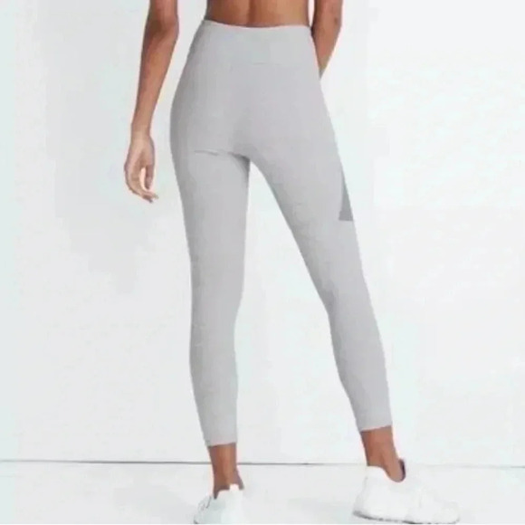 Outdoor Voices Women's Medium 3/4 Warmup Leggings Gray Stretch Yoga Active M - Picture 8 of 9